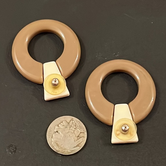 Vintage Mid Century Neutral Bakelite Door Knocker Style Post Retro Hoop Earrings - Picture 6 of 7